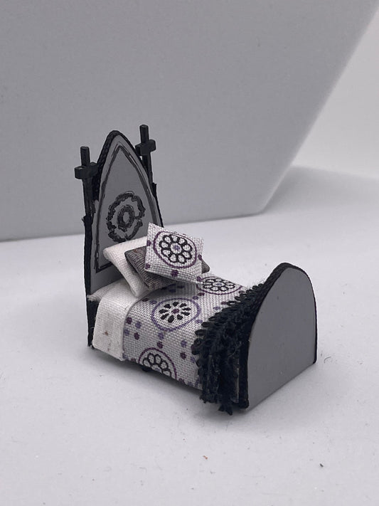 Dolls House Miniatures ( 1/48th - 1:48 - 1/4&quot; - Quarter Inch Scale ) -  Gothic Single Bed (Ophelia / Elviera)
