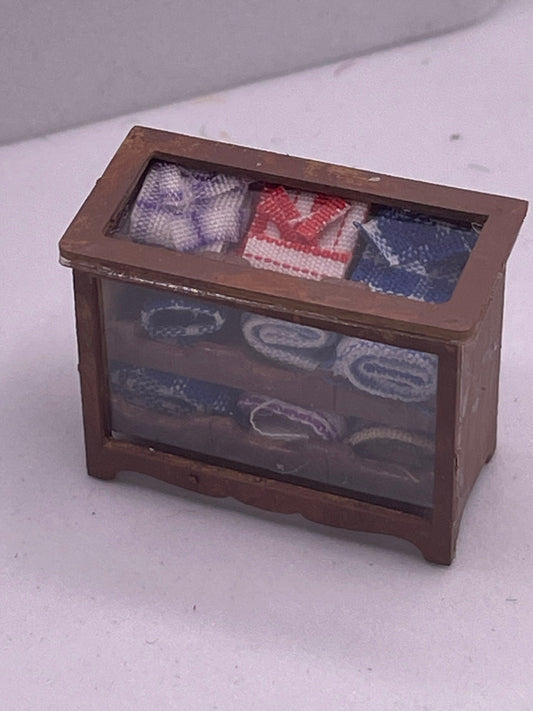 Dolls House 1/48th / 1:48 /Quarter Scale - Shop Counter / Shirt Display