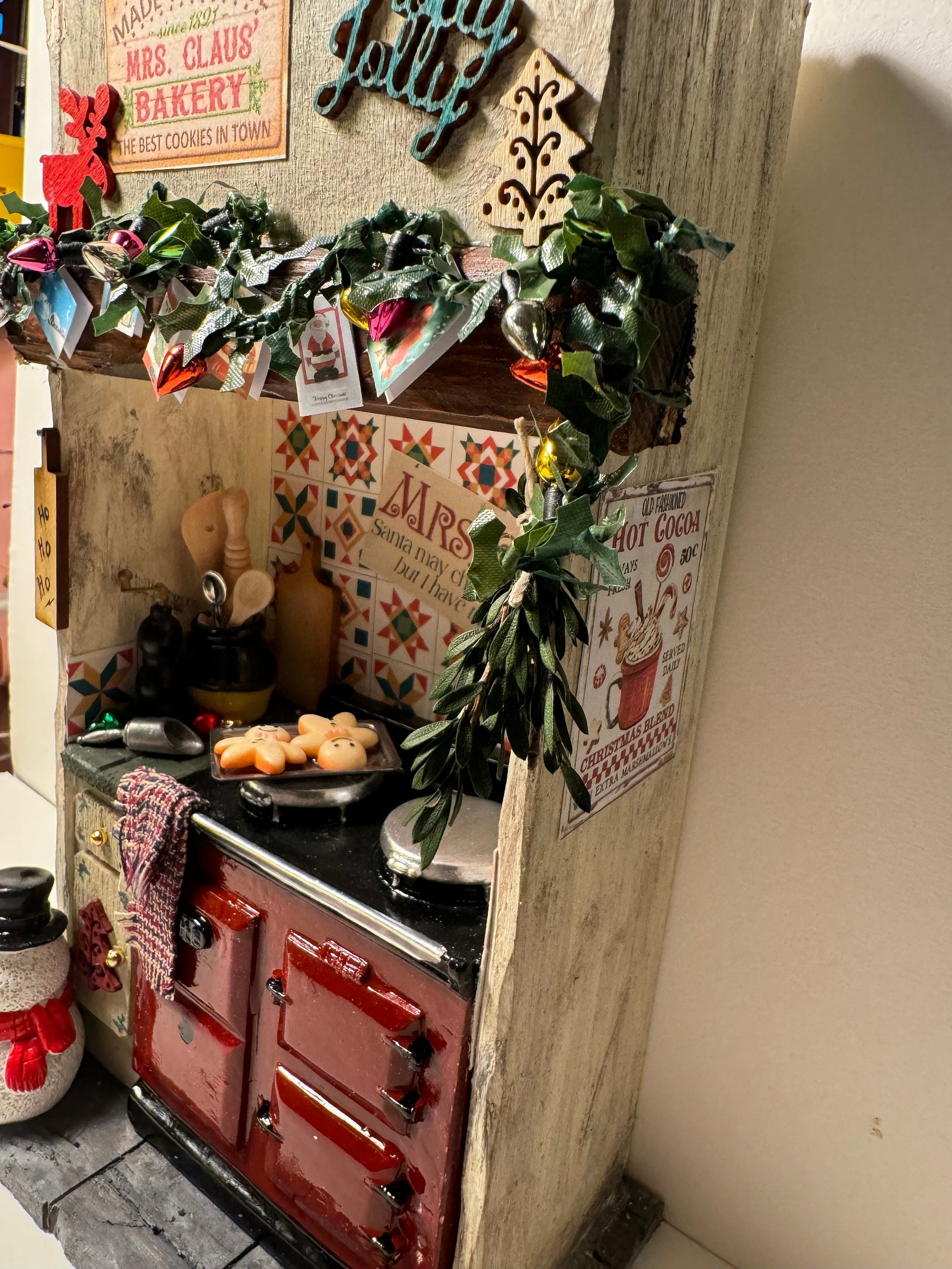 DOLLS HOUSE MINIATURES - 1/12th scale (1 inch) Mrs Claus kitchen stove