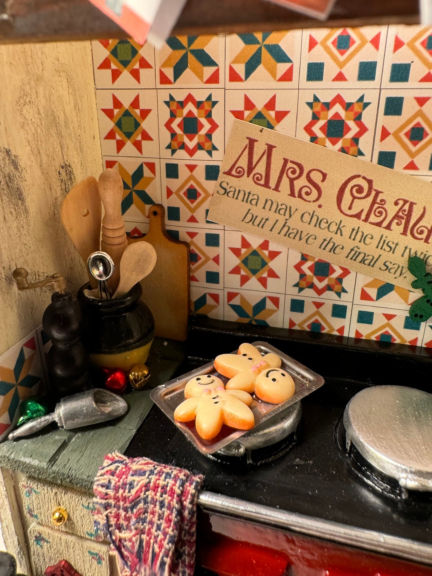 DOLLS HOUSE MINIATURES - 1/12th scale (1 inch) Mrs Claus kitchen stove