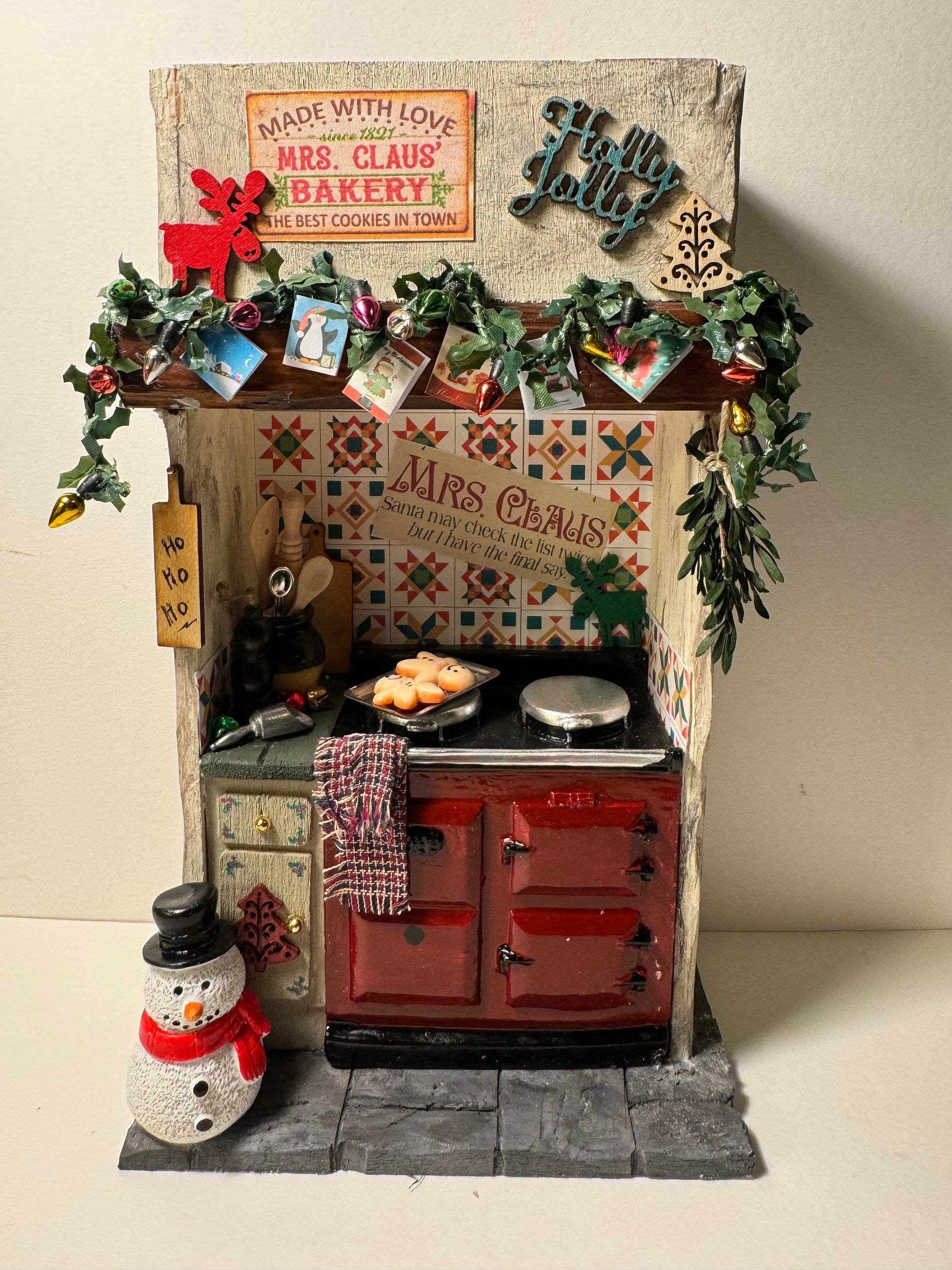 DOLLS HOUSE MINIATURES - 1/12th scale (1 inch) Mrs Claus kitchen stove