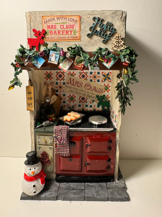 DOLLS HOUSE MINIATURES - 1/12th scale (1 inch) Mrs Claus kitchen stove