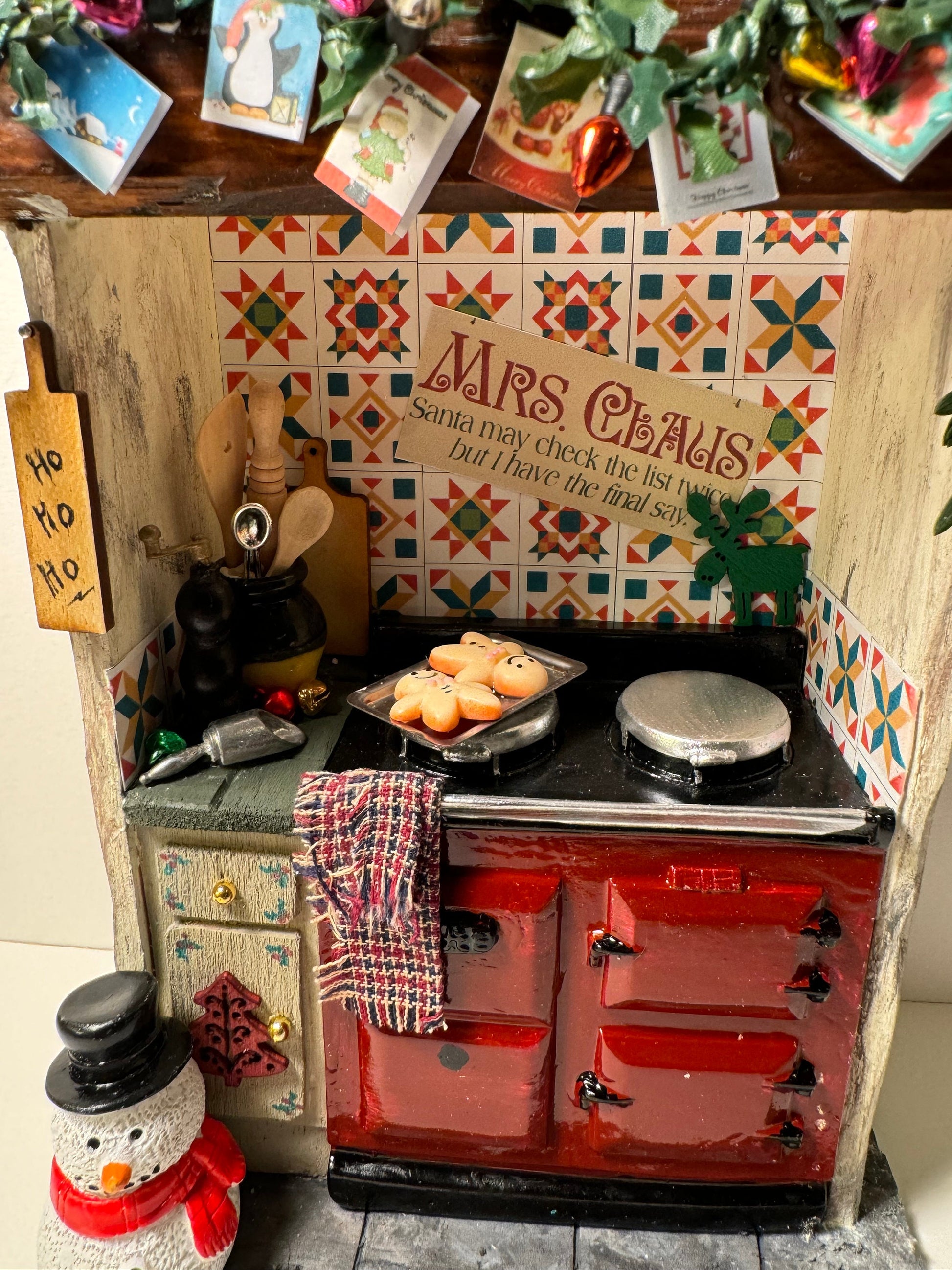 DOLLS HOUSE MINIATURES - 1/12th scale (1 inch) Mrs Claus kitchen stove