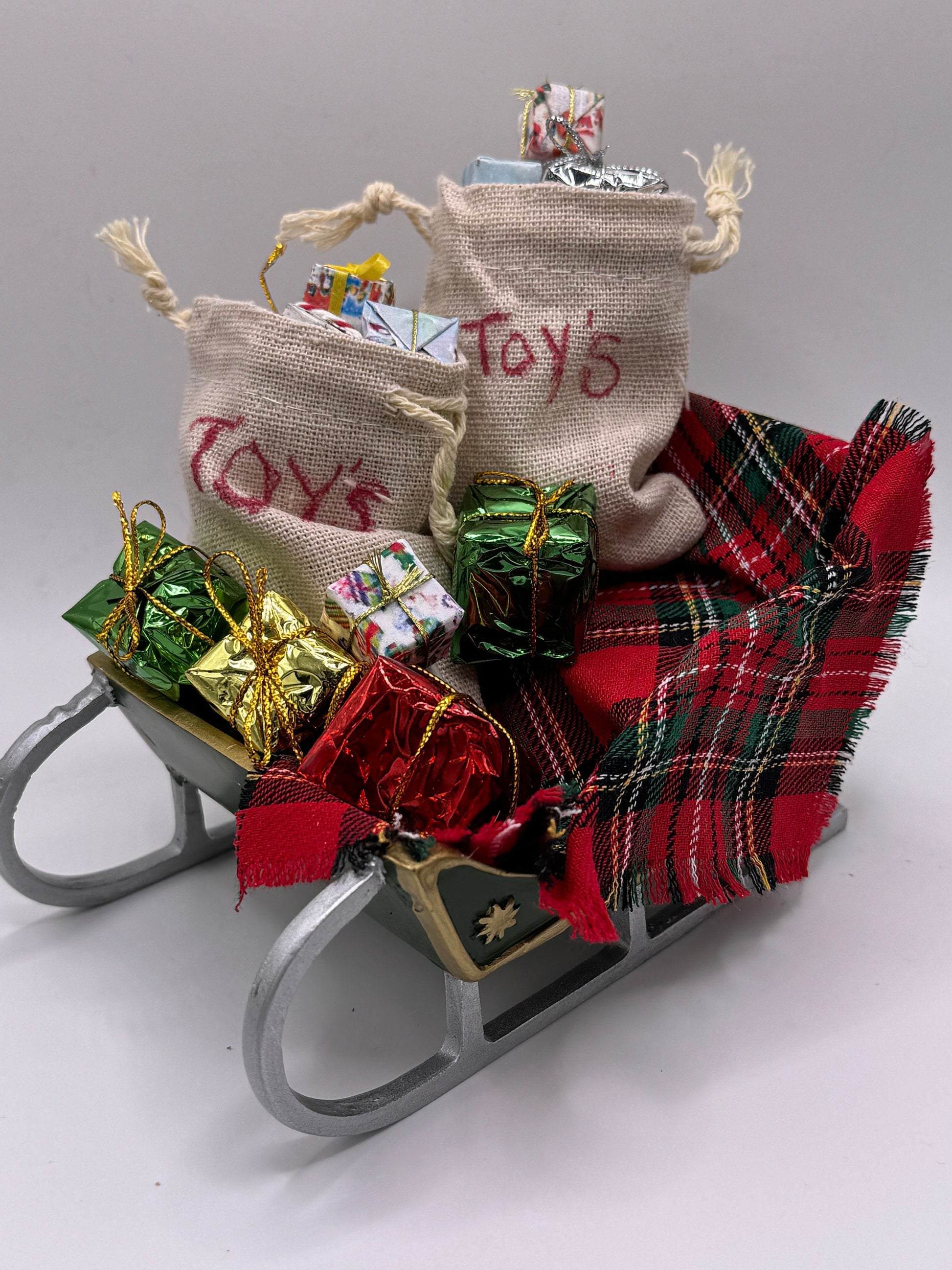 DOLLS HOUSE MINIATURES - 1/12th scale (1 inch) Santa’s Sleigh