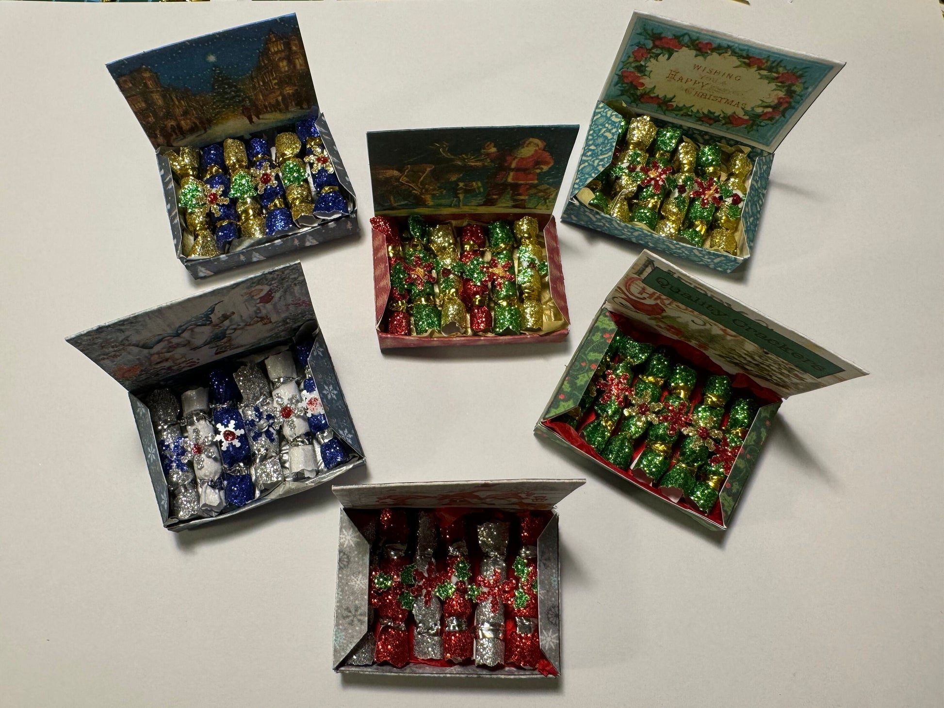 DOLLS HOUSE MINIATURES - 1/12th scale (1 inch) christmas crackers in box  (6 options)