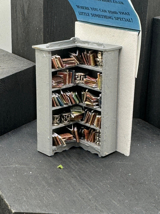 DOLLS HOUSE MINIATURES - 1/48 - 1:48 - 1/4&quot; - Quarter Inch Scale - Corner Bookcase