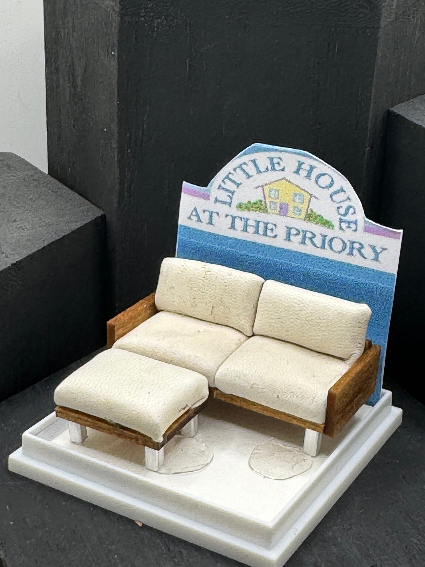DOLLS HOUSE MINIATURES - 1/48 - 1:48 - 1/4&quot; - Quarter Inch Scale - Contemporary Sofa