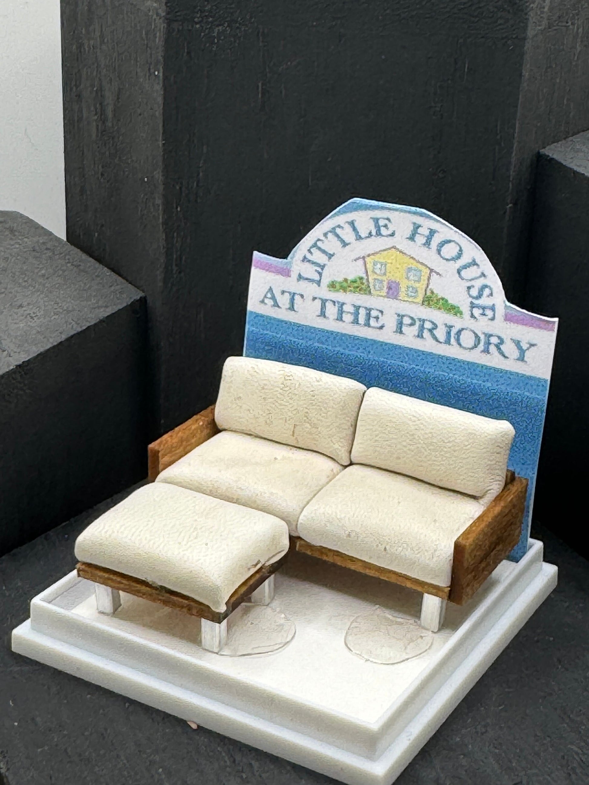 DOLLS HOUSE MINIATURES - 1/48 - 1:48 - 1/4&quot; - Quarter Inch Scale - Contemporary Sofa