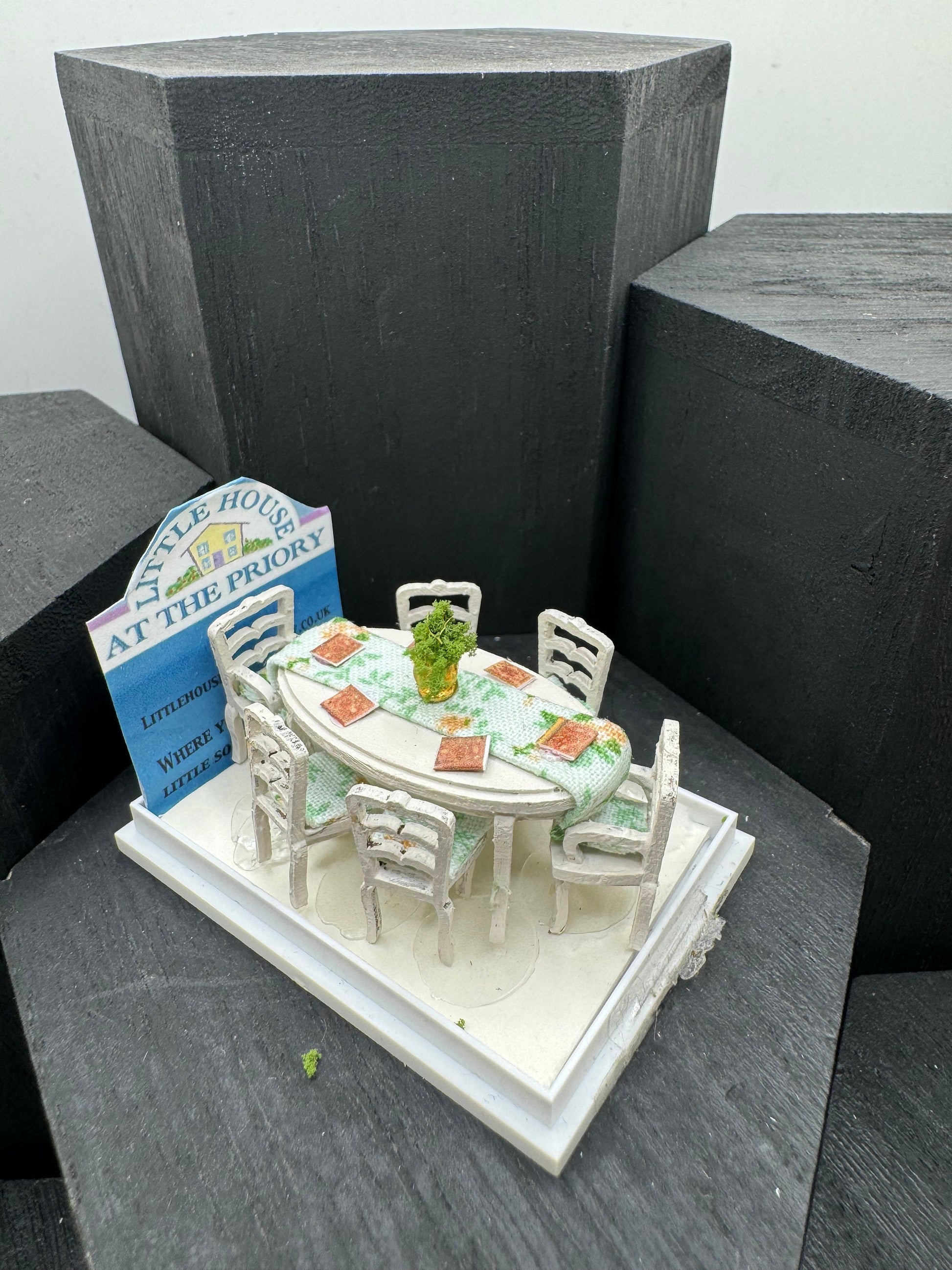 DOLLS HOUSE MINIATURES - 1/48 - 1:48 - 1/4&quot; - Quarter Inch Scale - Oval Table with 6 chairs