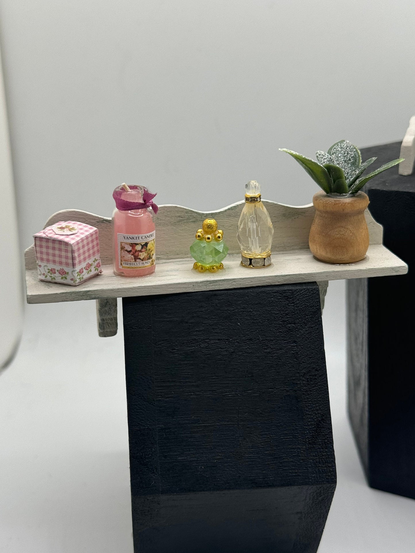 Dolls House Miniatures - 1/12th / 1:12 / inch scale.    Shabby Chic Bathroom Bedroom Furniture ( 2 options  )
