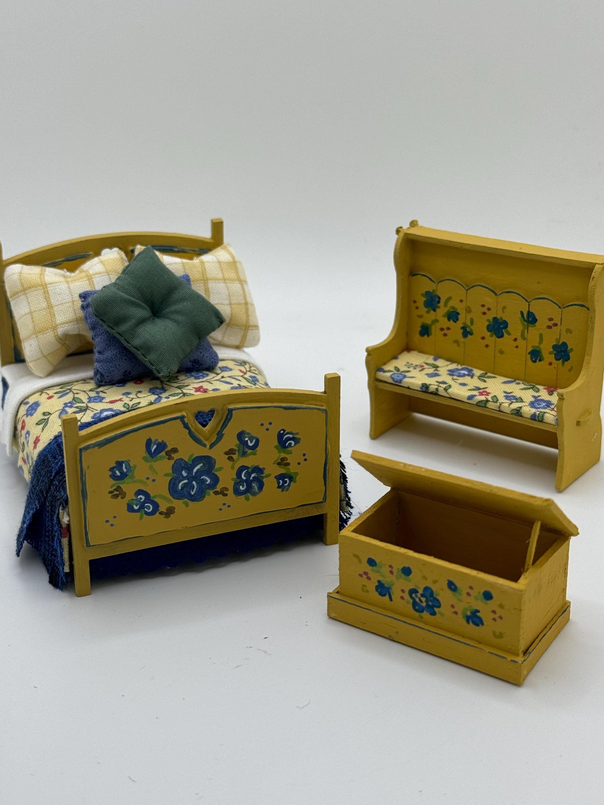 DOLLS HOUSE MINIATURES -   1/24th / 1:24th / Half Inch Scale  - blanket box