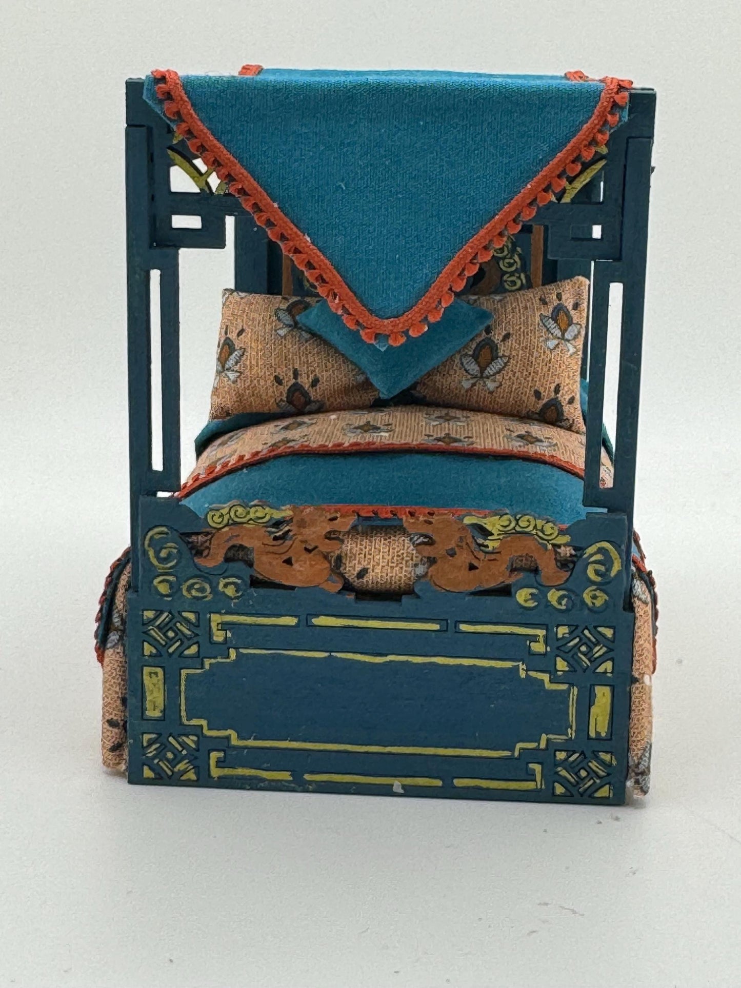 DOLLS HOUSE MINIATURES -   1/24th / 1:24th / Half Inch Scale  - four poster bed