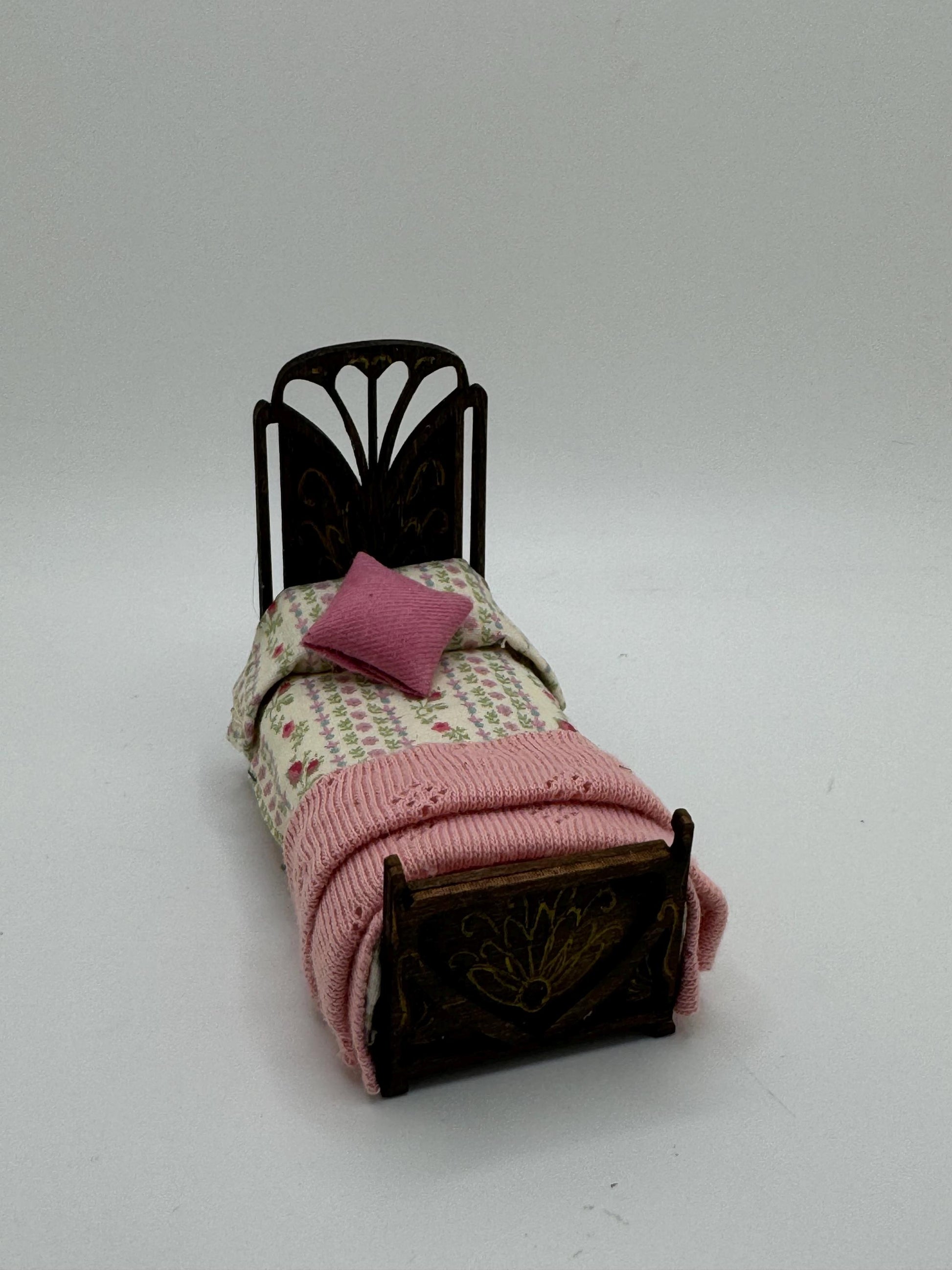 DOLLS HOUSE MINIATURES -   1/24th / 1:24th / Half Inch Scale  - single bed
