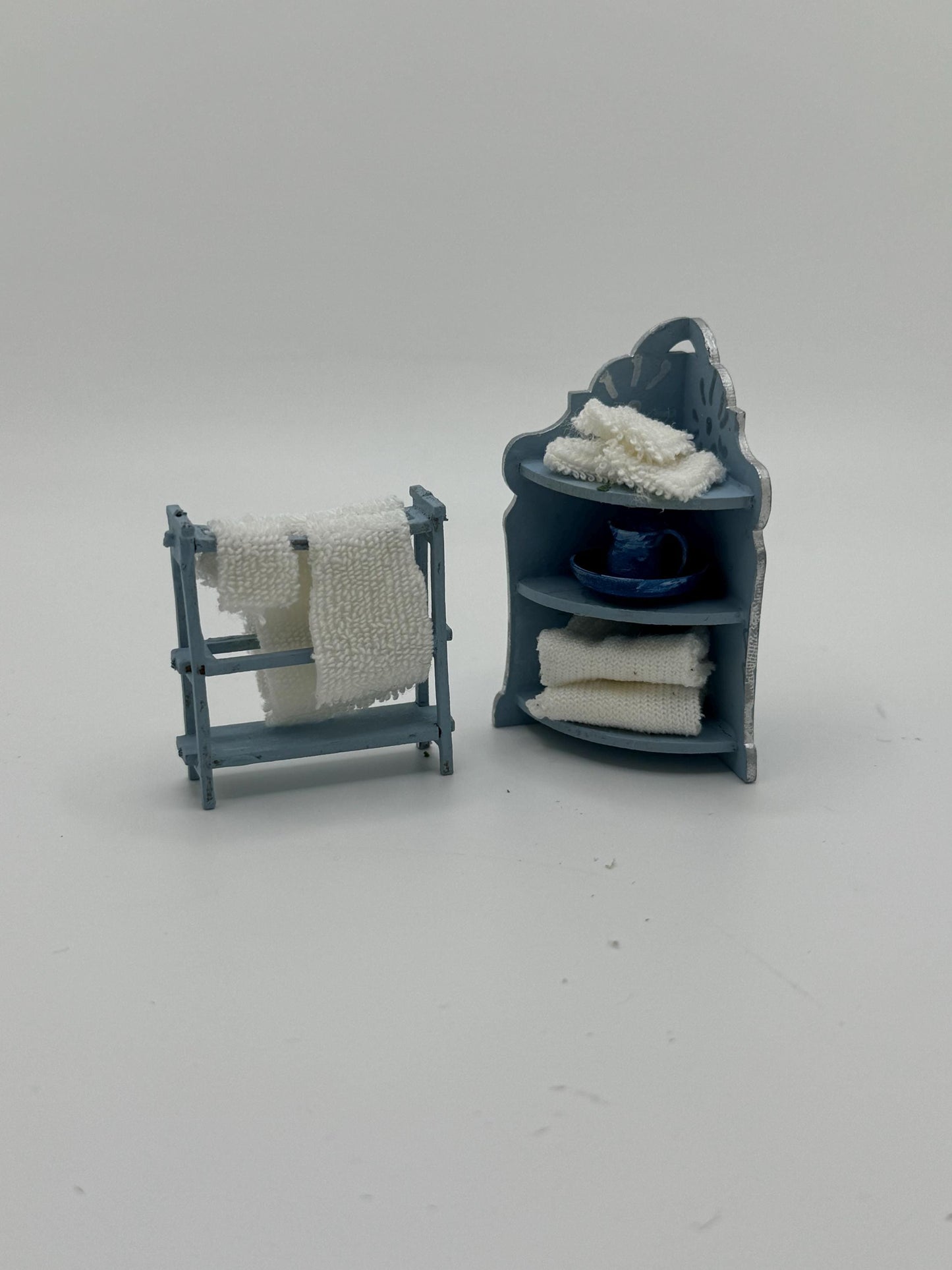 DOLLS HOUSE MINIATURES -   1/24th / 1:24th / Half Inch Scale  - Corner Vanity