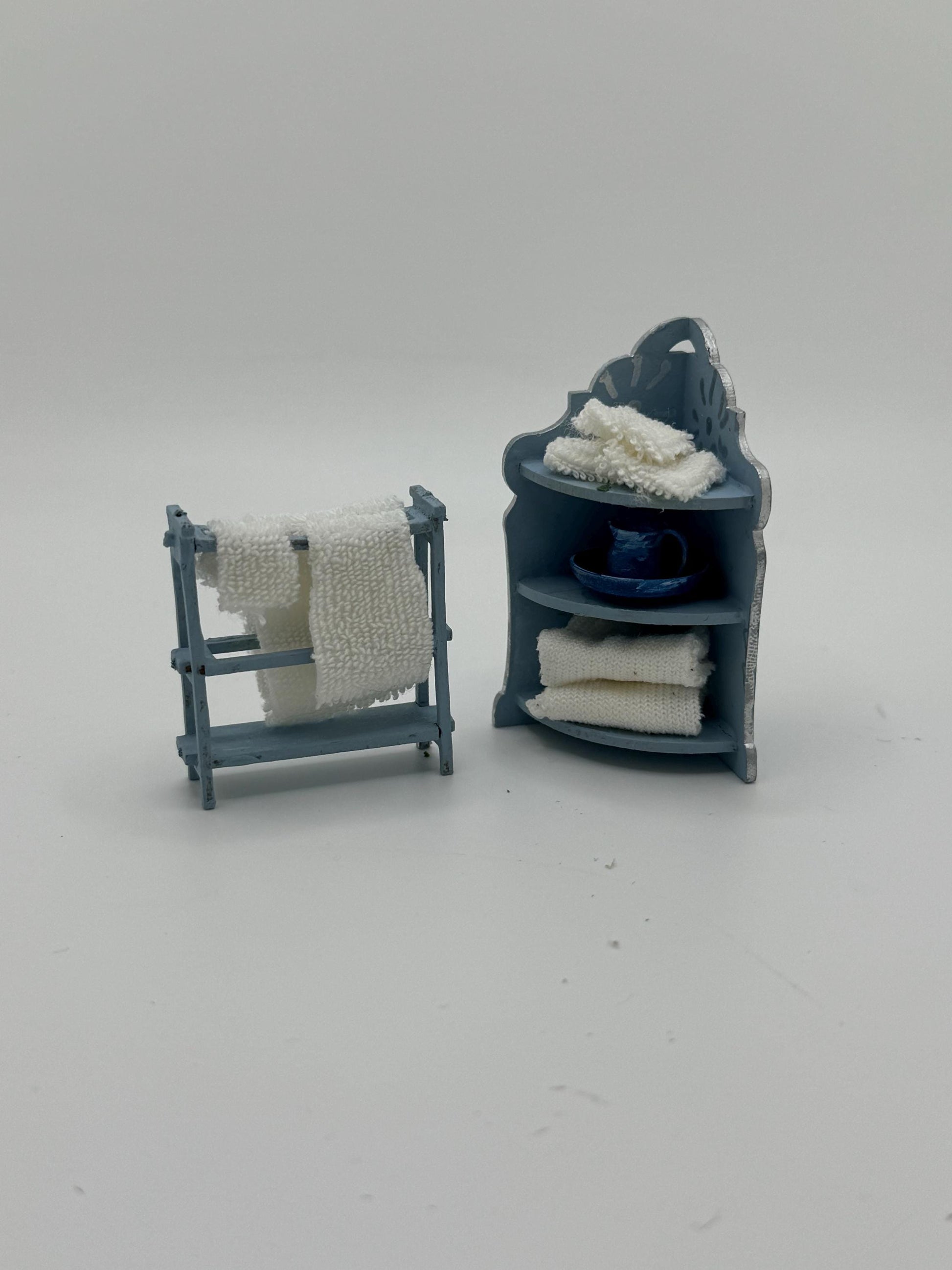 DOLLS HOUSE MINIATURES -   1/24th / 1:24th / Half Inch Scale  - Corner Vanity