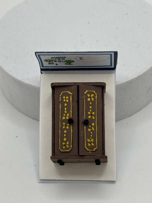 Dolls House 1/48th / 1:48 /Quarter Scale - wardrobe
