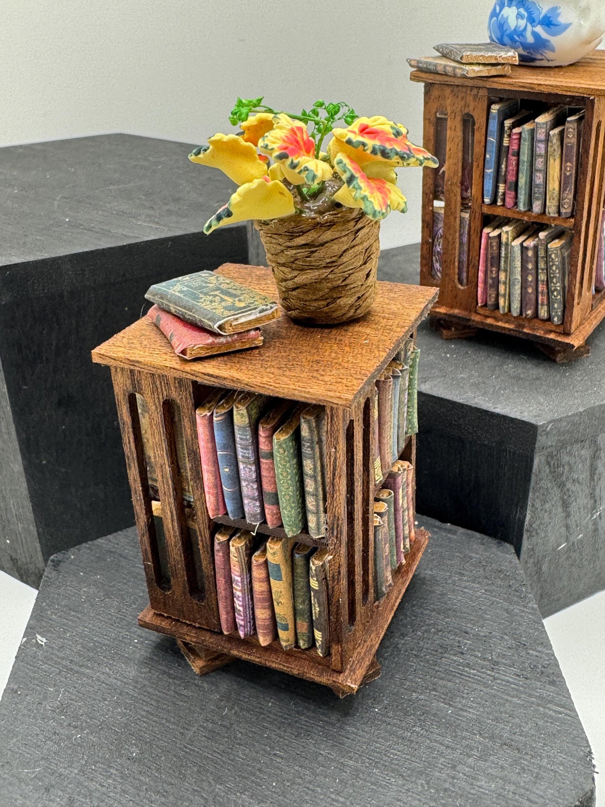 Dolls House Miniatures - 1/12 Revolving Bookcase Table with flowers x1