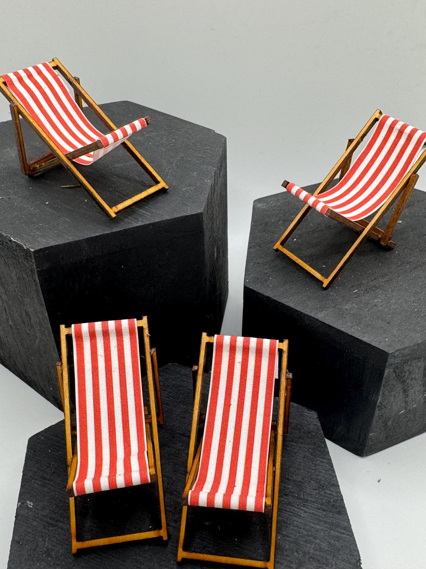 DOLLS HOUSE MINIATURES -   1/24th / 1:24th / Half Inch Scale  - Deck chair x 1