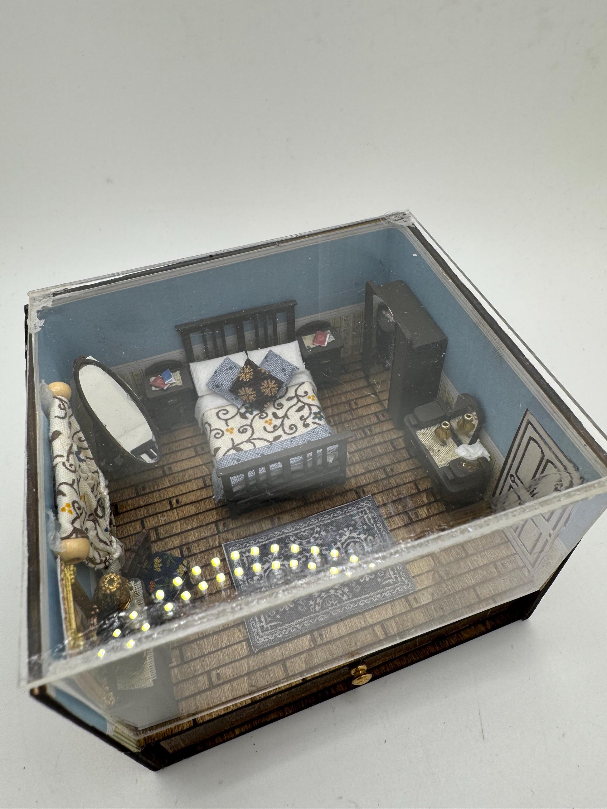 DOLLS HOUSE MINIATURES - 1/48th Room Box - Double Bedroom