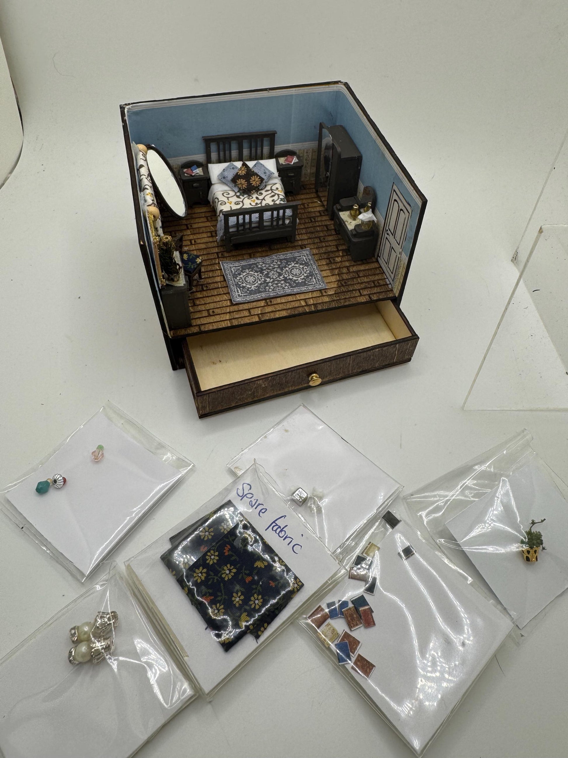 DOLLS HOUSE MINIATURES - 1/48th Room Box - Double Bedroom
