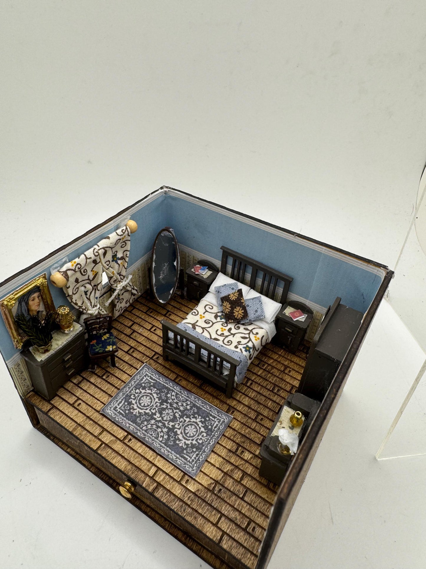 DOLLS HOUSE MINIATURES - 1/48th Room Box - Double Bedroom