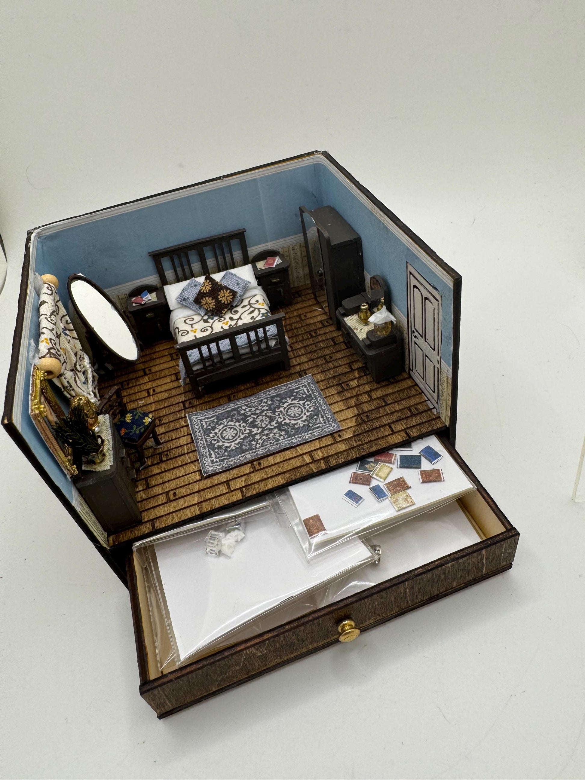 DOLLS HOUSE MINIATURES - 1/48th Room Box - Double Bedroom